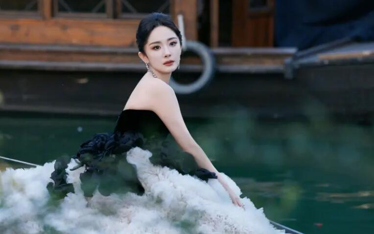 楊冪穿「18公斤禮服」走紅毯！累到兩眼無神　50秒影片瘋傳